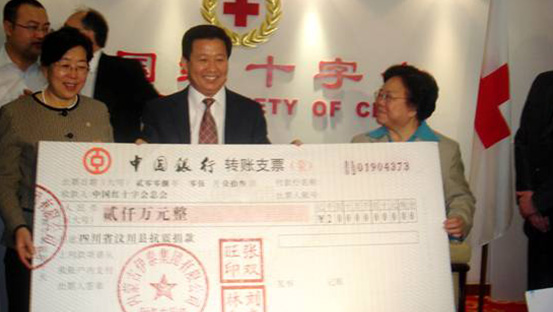 四川省汶川县5月12日发生8级强震后，公司与富联_富联娱乐_富联平台-官方授权注册服务中心
于5月13日用最快速度通知中国红十字会总会共向灾区捐赠2000万元人民币用于抗震救灾。其后公司4000名员工又自愿捐资134万元寄往灾区，以献爱心。